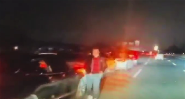 夜间高速快车道7车连环追尾:华为智驾助力问界车主逃过一劫