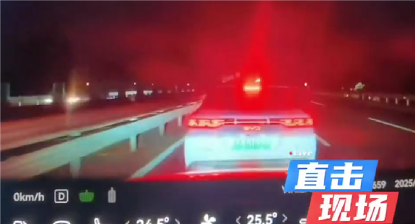夜间高速快车道7车连环追尾:华为智驾助力问界车主逃过一劫