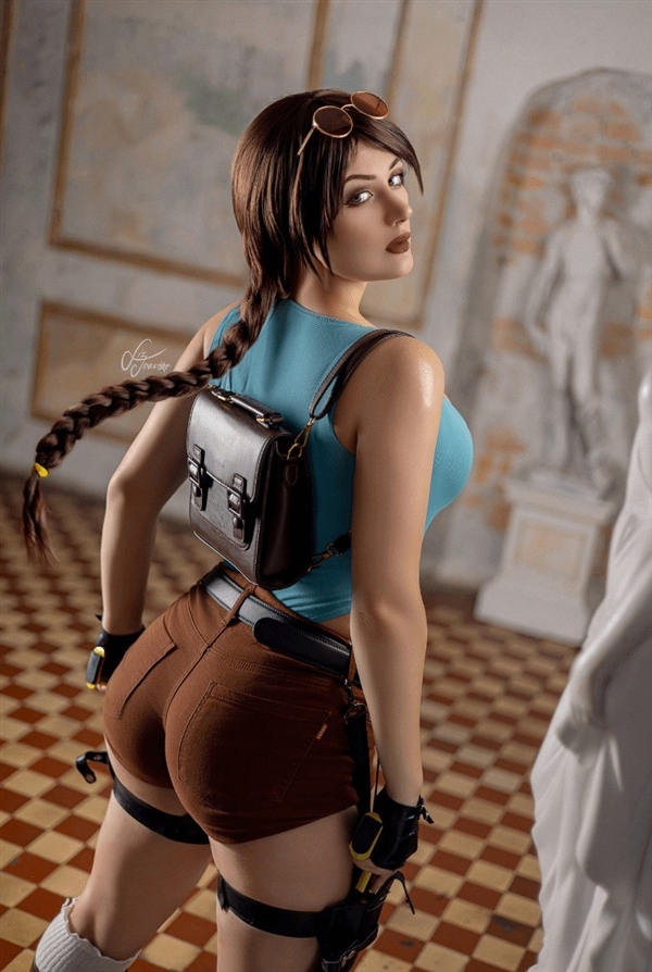 《古墓丽影》劳拉Cos美图欣赏：身材超还原