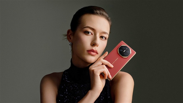 余承东用华为Mate XT给大家拜年:祝大家屏屏见喜 强得飞起