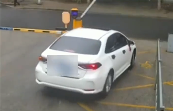 男子利用15分钟内免停车费逃费71次:“节省”2500元构成盗窃罪