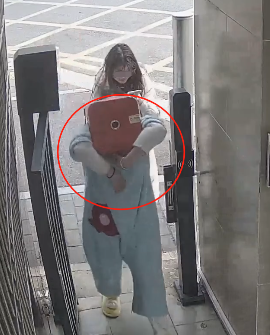 互联网迷惑行为：女生一小时两度上演“卡凳杀”