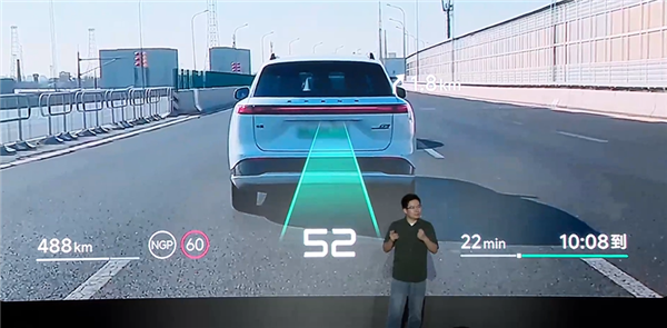 小鹏追光全景抬头显示亮点解读:行业首次把导航路线画在真实道路