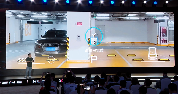 小鹏追光全景抬头显示亮点解读:行业首次把导航路线画在真实道路