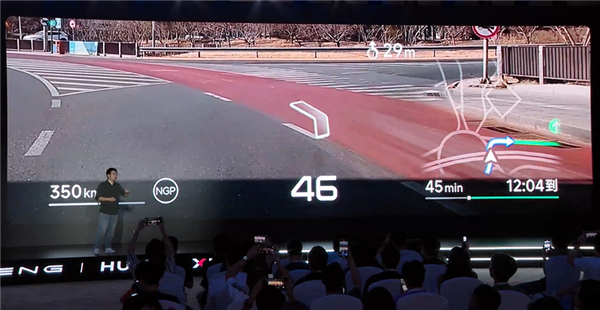 小鹏追光全景抬头显示亮点解读:行业首次把导航路线画在真实道路