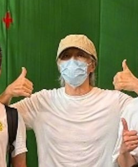 周星驰《女足》片场照曝光 疲态尽显：弯腰给粉丝签名