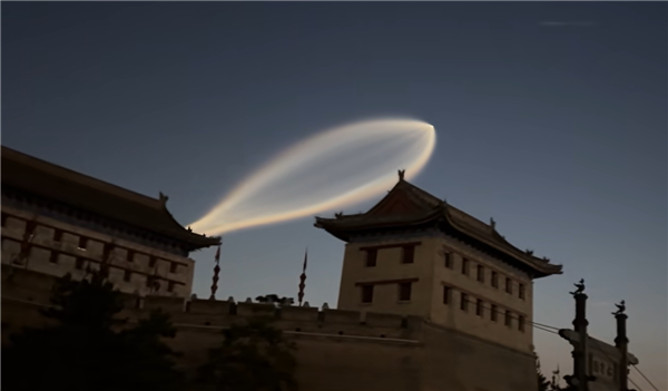西安上空不明飞行物有长拖尾 专业人士揭秘:实为火箭云