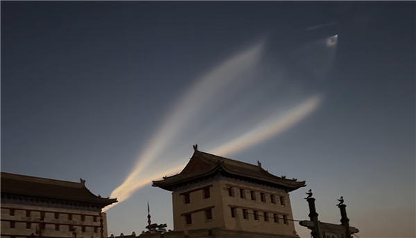 西安上空不明飞行物有长拖尾 专业人士揭秘:实为火箭云