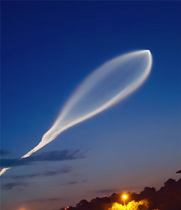 西安上空不明飞行物有长拖尾 专业人士揭秘:实为火箭云