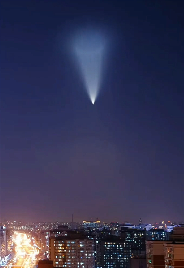 西安上空不明飞行物有长拖尾 专业人士揭秘:实为火箭云