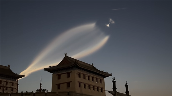 西安上空不明飞行物有长拖尾 专业人士揭秘:实为火箭云