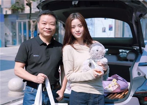 何小鹏回应“副驾是欧阳娜娜和雷军”对比图:实际上和雷总笑了一路