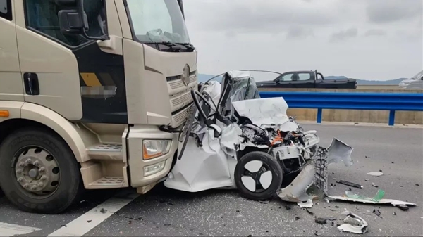 奇迹！迷你小轿车被两辆大货车挤扁 司机死里逃生