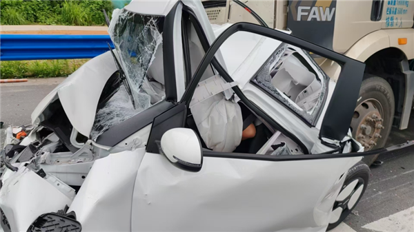 奇迹！迷你小轿车被两辆大货车挤扁 司机死里逃生