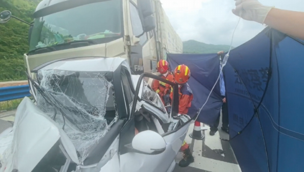 奇迹！迷你小轿车被两辆大货车挤扁 司机死里逃生