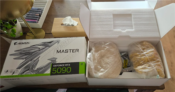 太悲催了！攒钱一年花21000元买RTX 5090：收到却是米饭+面条