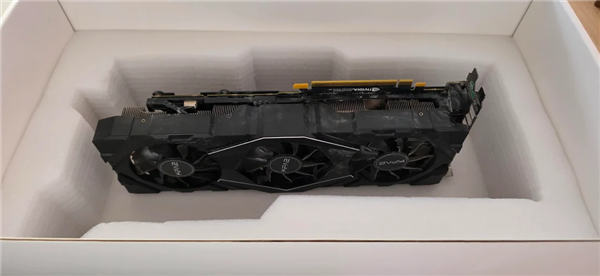 太悲催了！攒钱一年花21000元买RTX 5090：收到却是米饭+面条