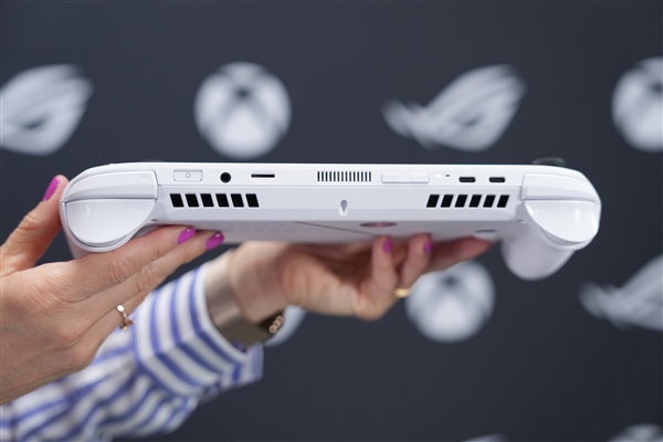 微软宣布合作款掌上游戏机