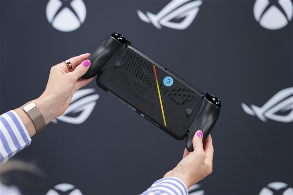 微软宣布合作款掌上游戏机