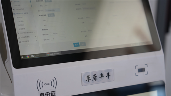 智能机器人亮相高铁站:简直全能