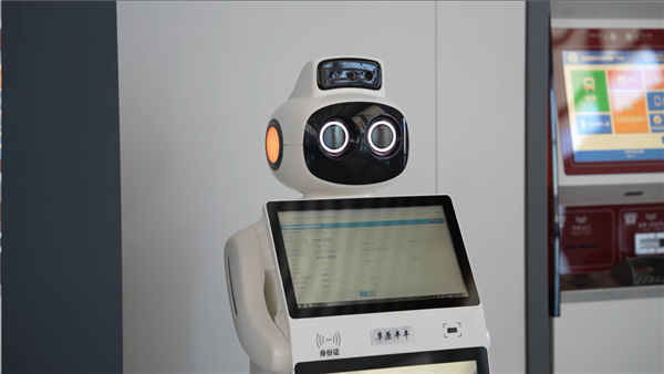 智能机器人亮相高铁站:简直全能