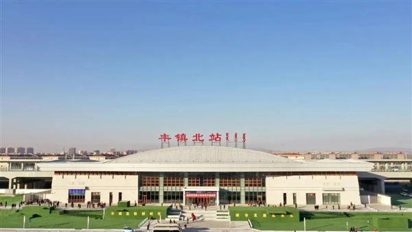 智能机器人亮相高铁站:简直全能