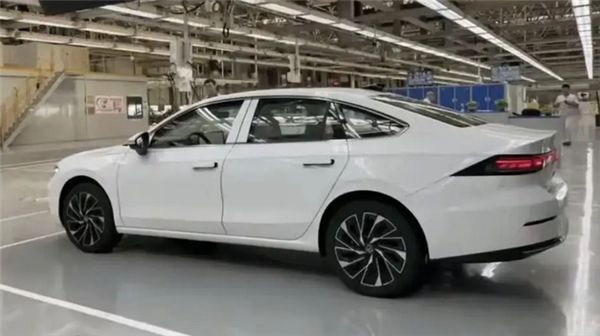 尺寸直逼大哥“迈腾”！全新大众速腾实车曝光：长宽高全部增加