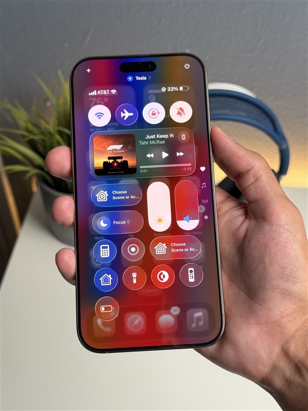 博主体验iOS 26测试版:液态玻璃设计翻车 内容可读性差