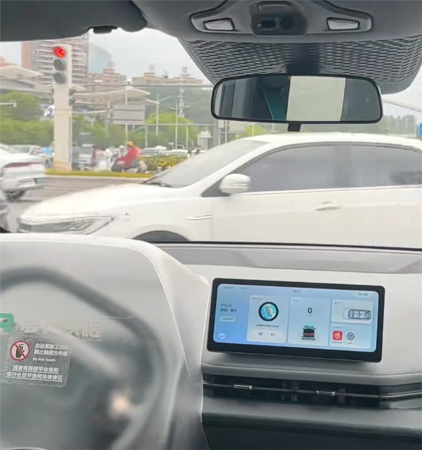 女生坐萝卜快跑无人车经历尴尬一幕:红灯停路口中间被人疯狂围观