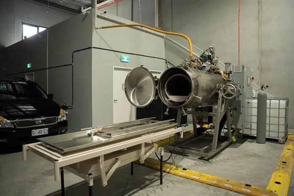 闻起来像蒸蛤蜊!美国流行水葬 碱水“焖煮”遗体化成液体和白骨