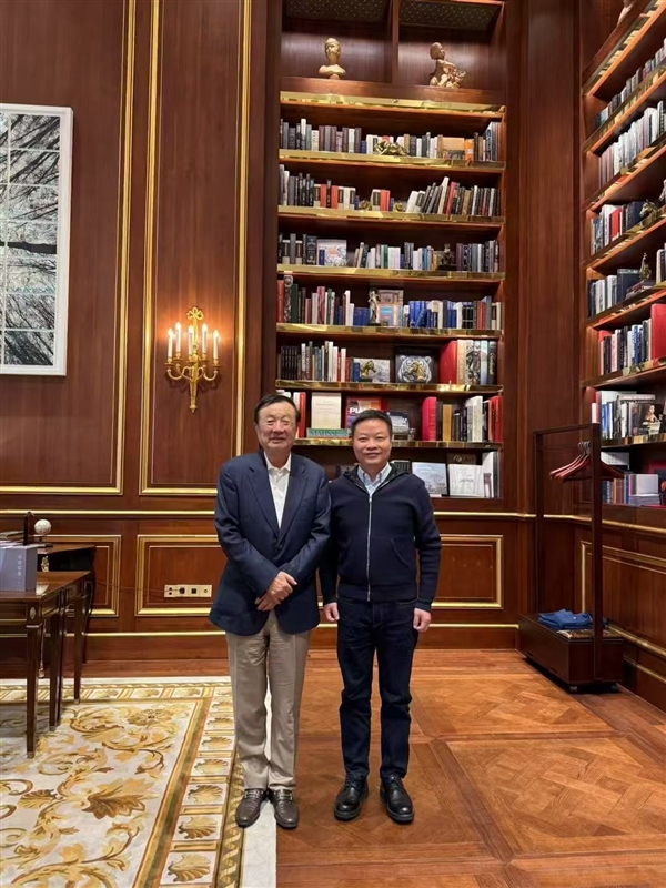 从互掐到牵手 小鹏华为只为这块屏