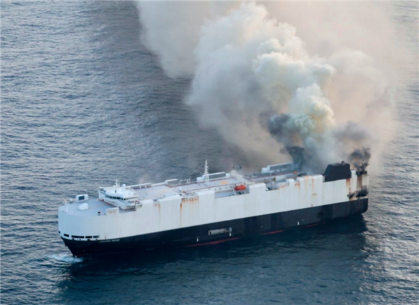 比电车着火更可怕的 是电车在海上着火
