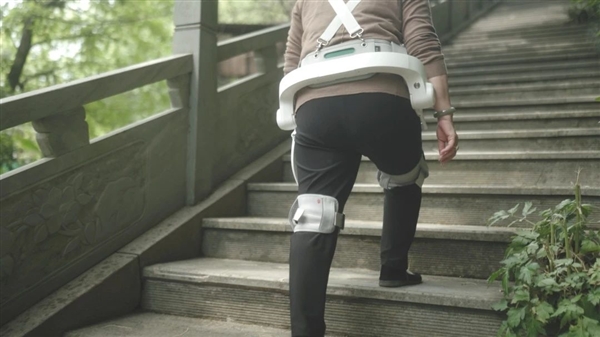 外骨骼机器人要在景区出租了 老人也能徒步爬山