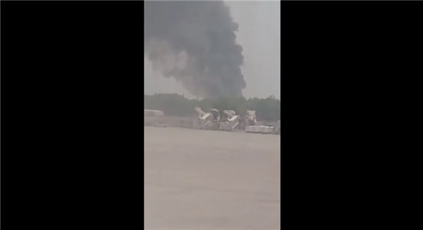 印度机场其他飞机上旅客放视频:眼睁睁看着波音787坠机 242人遇难