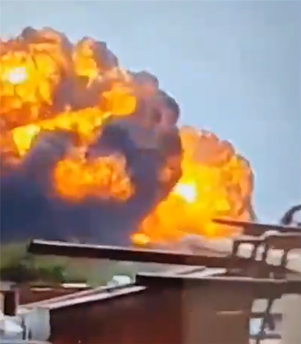 什么原因导致印度客机起飞30秒坠毁:航空专家推测三种可能