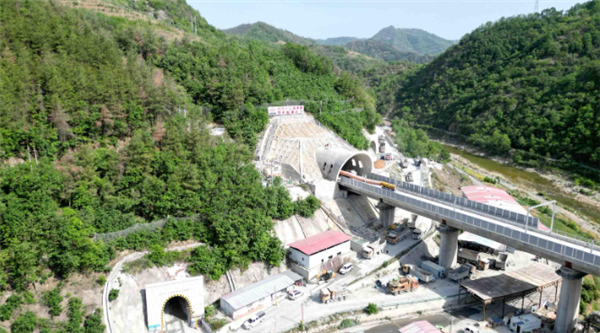 设计时速350公里!西十高铁湖北段一日贯通两座隧道