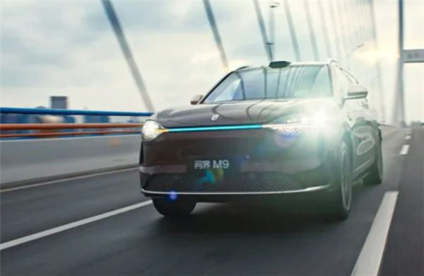 50万级销冠升级！问界M9迎OTA：智驾自动鸣笛、隔空开门