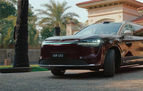 50万级销冠升级！问界M9迎OTA：智驾自动鸣笛、隔空开门