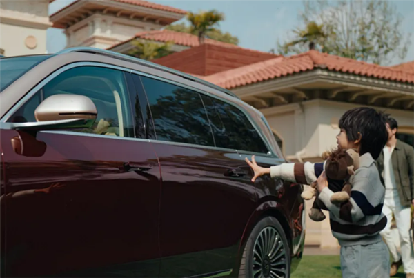 50万级销冠升级！问界M9迎OTA：智驾自动鸣笛、隔空开门