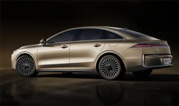 劳斯莱斯设计师亲手打造!荣威M7 DMH浅茶金配色官图发布