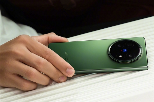 最惊艳大折叠!vivo X Fold5过于轻薄:连完整C口都塞不下了