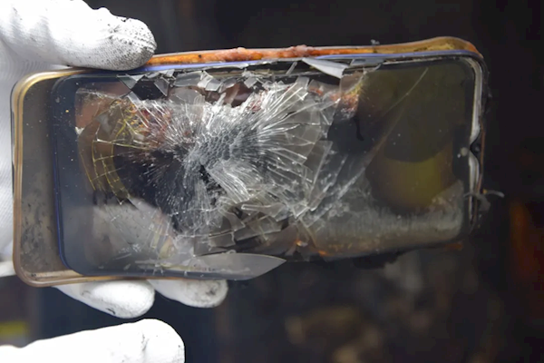 60℃+高温下 车内手机暴晒竟爆炸 座椅一片狼藉