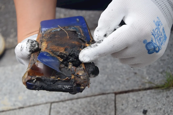 60℃+高温下 车内手机暴晒竟爆炸 座椅一片狼藉