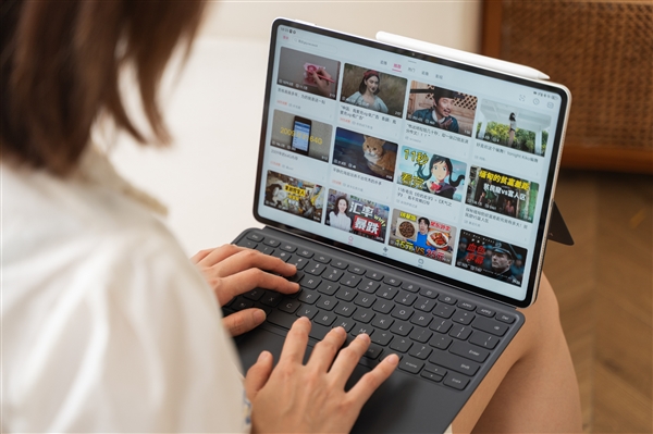 免费使用!荣耀MagicPad 3平板首发AI PPT功能:自动生成