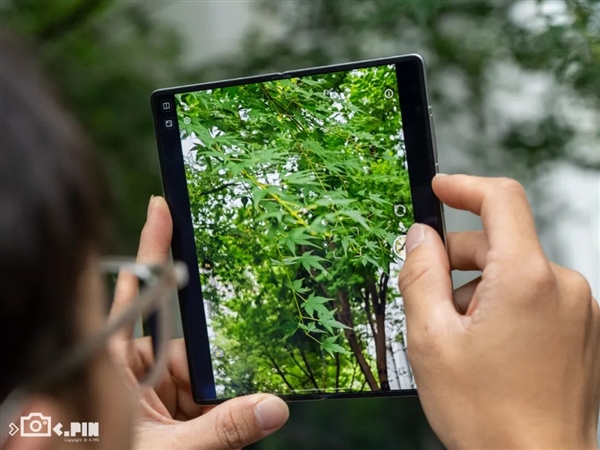 vivo刚出的这台折叠屏 我愿称它为“苹果最佳搭子”