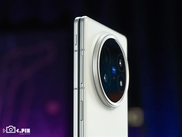 vivo刚出的这台折叠屏 我愿称它为“苹果最佳搭子”