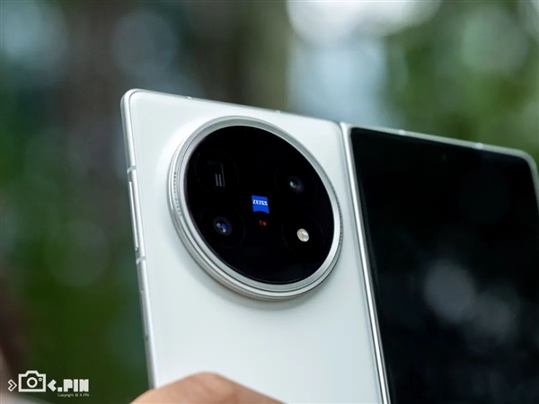 vivo刚出的这台折叠屏 我愿称它为“苹果最佳搭子”