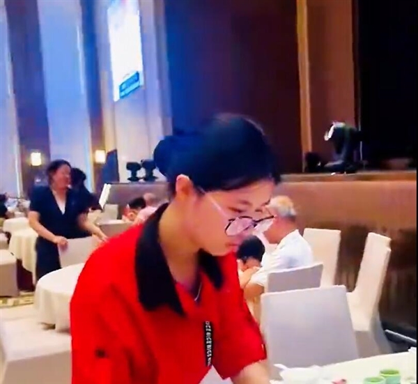 女生高考总分超600分：放榜时在酒楼端盘子