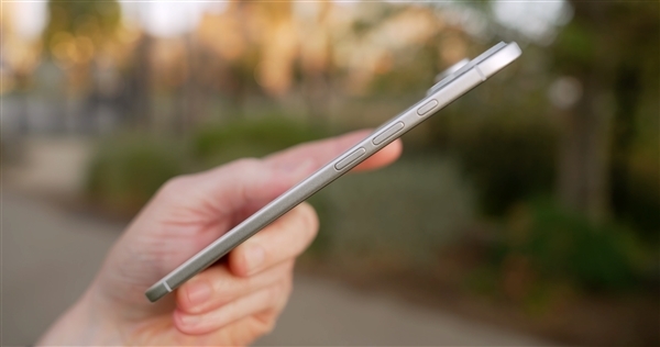 苹果为极致轻薄妥协太多：iPhone 17 Air前摄被迫挪位