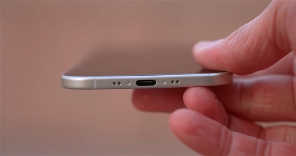 苹果为极致轻薄妥协太多：iPhone 17 Air前摄被迫挪位